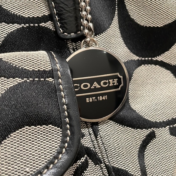 COACH Signature handbag - Picture 2 of 8